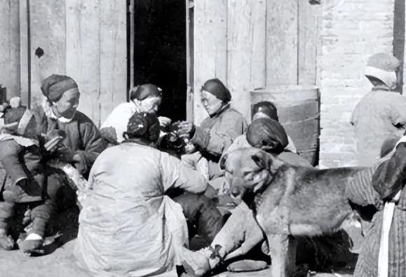 bà thầy bói rùa