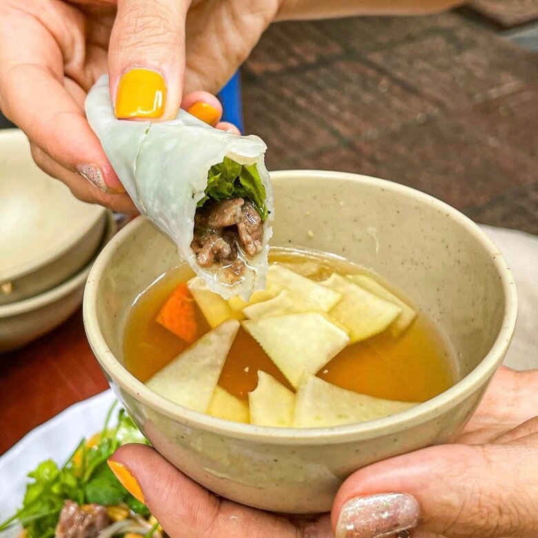 Ít ai biết amp;#34;sự tíchamp;#34; về món phở cuốn trứ danh Hà Nội: Quán ăn đầu tiên amp;#34;phát minhamp;#34; ra xuất sắc được Michelin vinh danh - 4