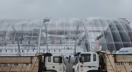 Mưa gió dữ dội làm rách rạp cưới chục tỷ của Viết Vương - Đỗ Hà, dàn xe tải được điều động gấp - Ảnh 2.