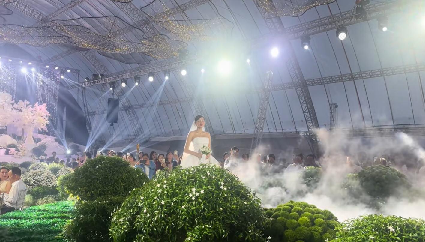 Mưa gió dữ dội làm rách rạp cưới chục tỷ của Viết Vương - Đỗ Hà, dàn xe tải được điều động gấp - Ảnh 5.