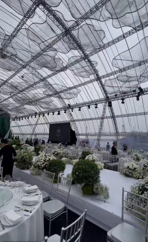 Mưa gió dữ dội làm rách rạp cưới chục tỷ của Viết Vương - Đỗ Hà, dàn xe tải được điều động gấp - Ảnh 8.