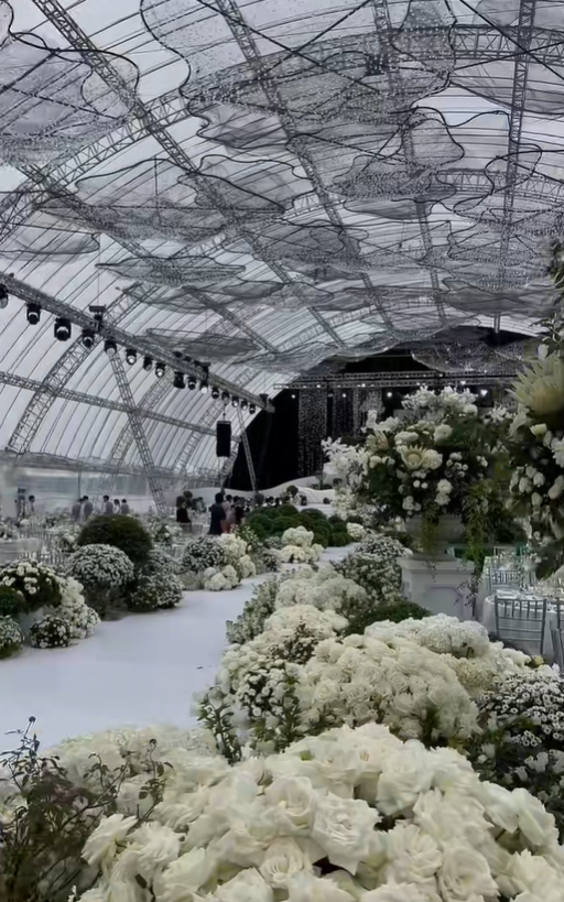 Mưa gió dữ dội làm rách rạp cưới chục tỷ của Viết Vương - Đỗ Hà, dàn xe tải được điều động gấp - Ảnh 9.