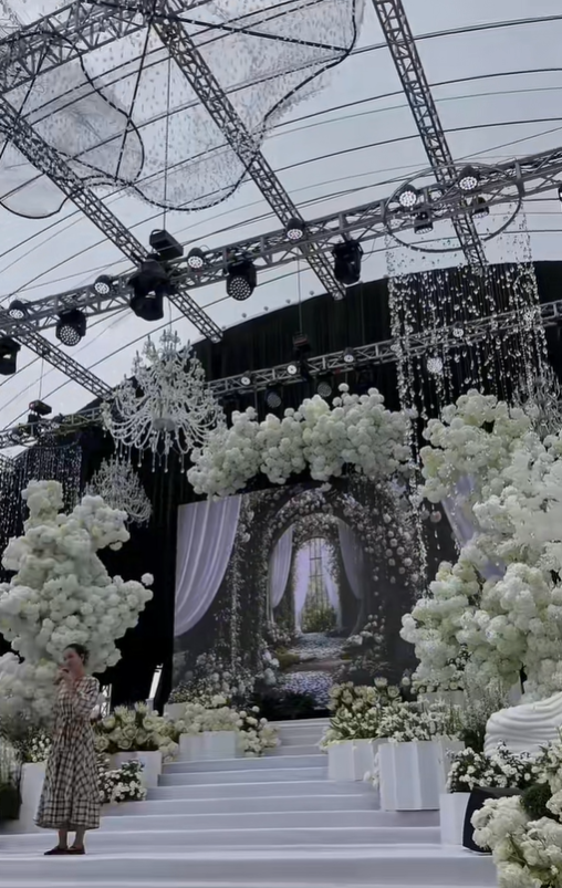 Mưa gió dữ dội làm rách rạp cưới chục tỷ của Viết Vương - Đỗ Hà, dàn xe tải được điều động gấp - Ảnh 10.