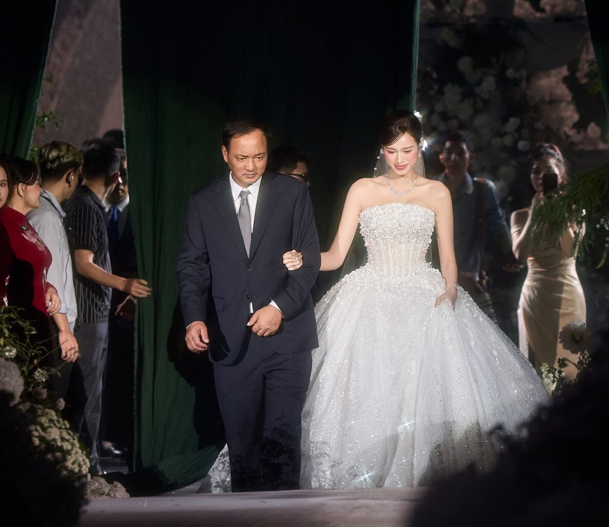 Xúc động khoảnh khắc bố ruột Đỗ Thị Hà khập khiễng dắt ái nữ lên lễ đường, trao tận tay cho con rể thiếu gia - 2