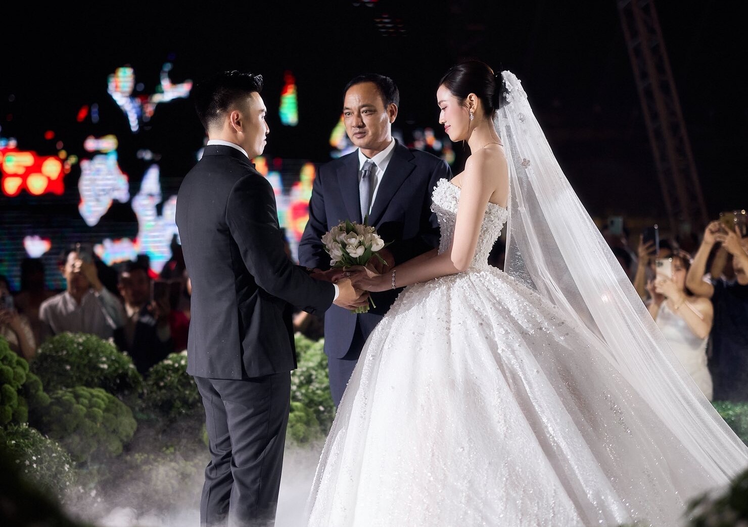 Bố ruột Đỗ Thị Hà dắt tay ái nữ lên lễ đường, trao cho con rể.