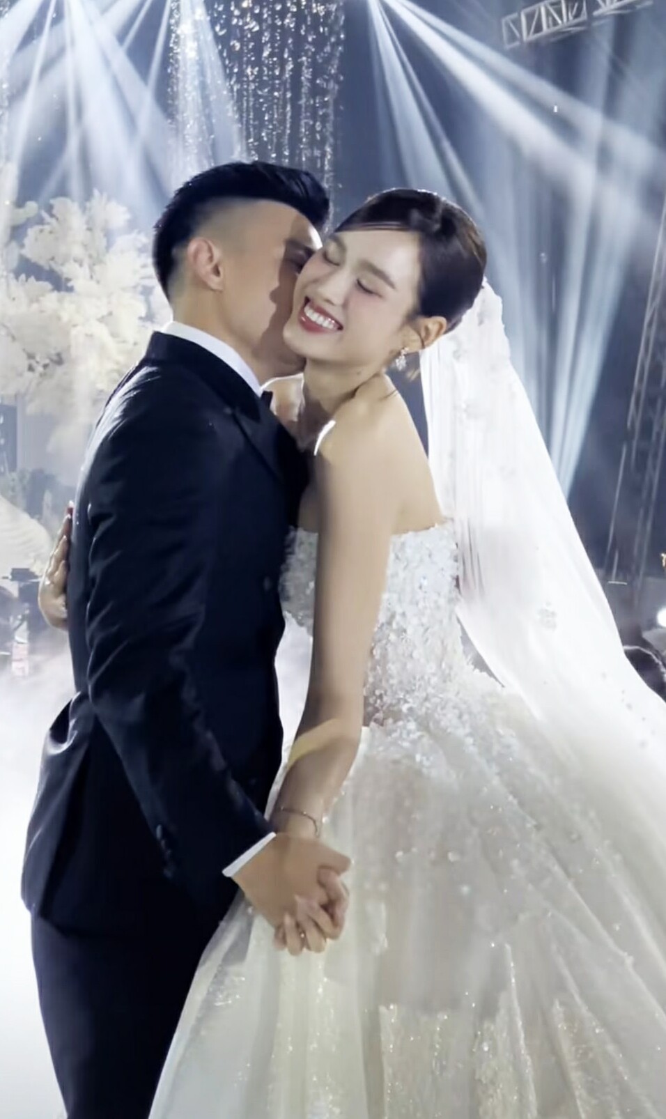 Doanh nhân Viết Vương ngọt ngào hôn lên má bà xã.