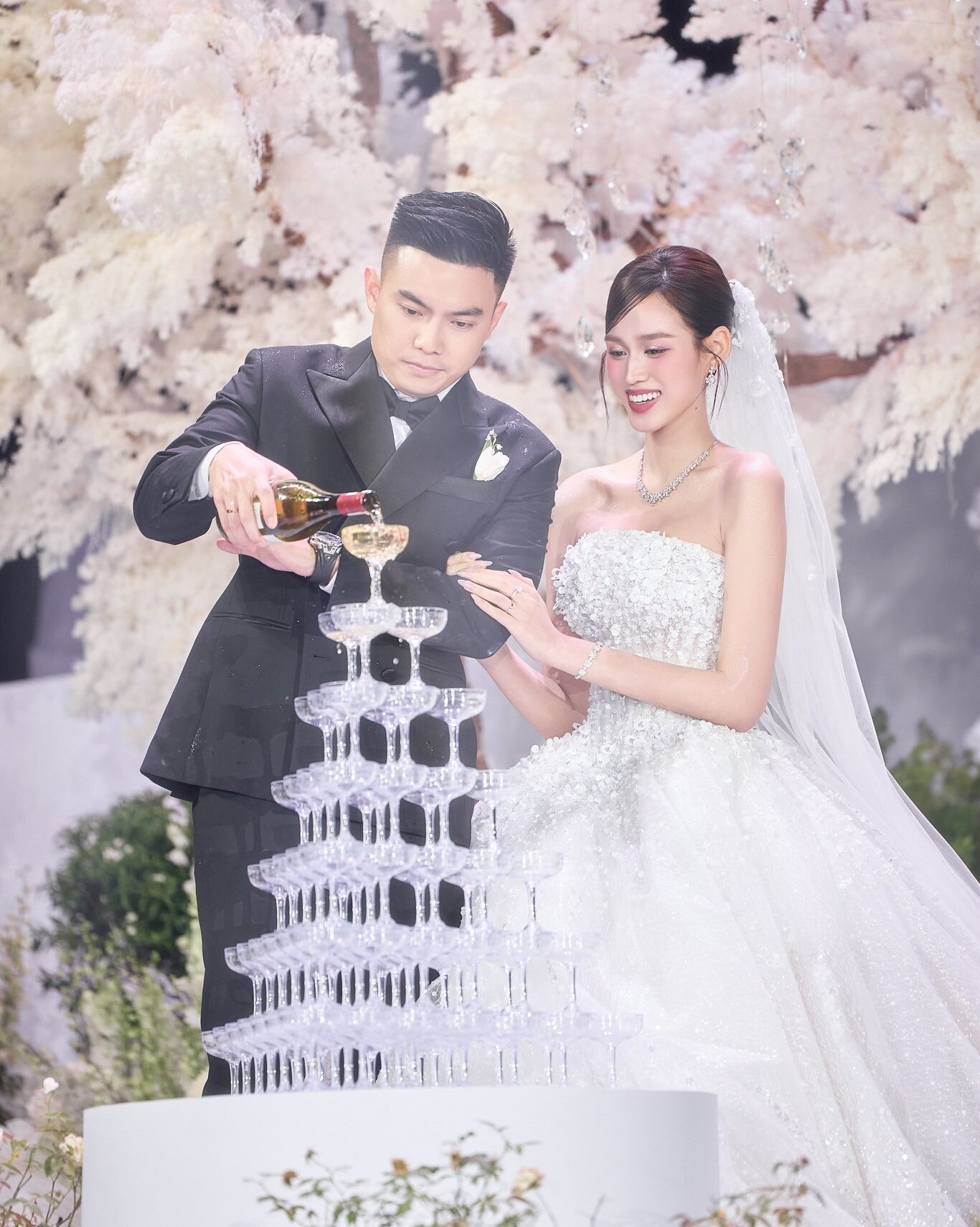 Cặp đôi thực hiện nghi thức rót rượu mừng.