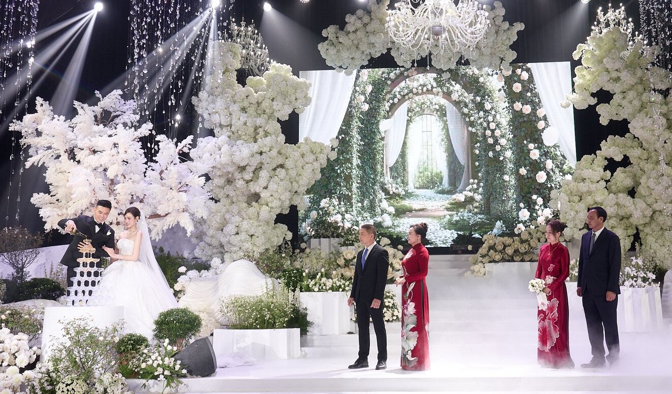 Bố mẹ 2 bên có mặt chứng kiến khoảnh khắc hạnh phúc của 2 con.