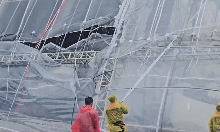 Cận cảnh rạp cưới bị rách bung vì mưa bão.