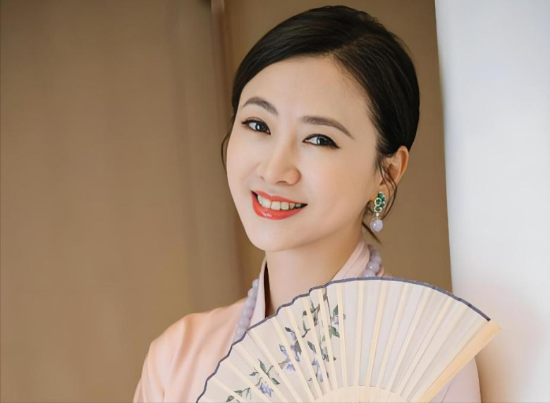 Ông Hồng hiện tại vẫn trẻ trung, xinh đẹp.