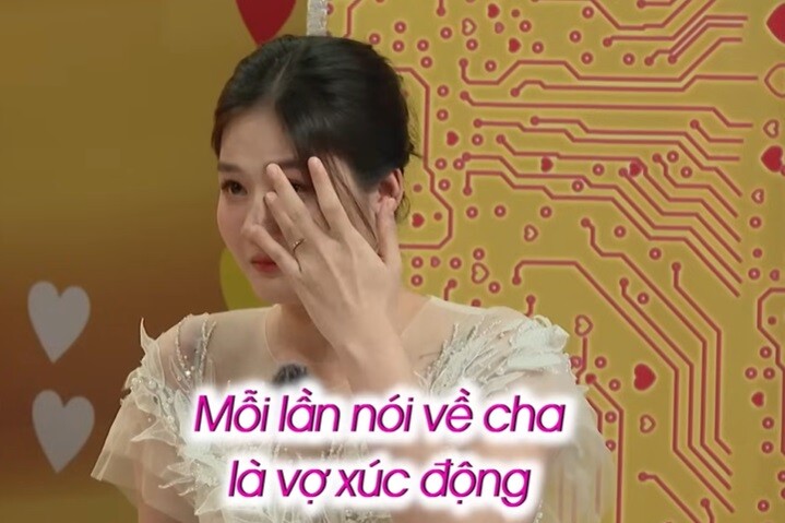 Bà xã Bảo Anh rơi nước mắt khi nhắc đến bố chồng.