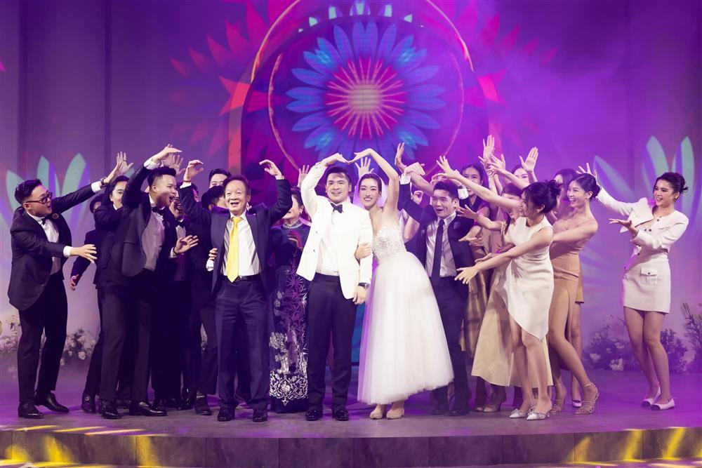 Chủ tịch hãng bay Việt kết hôn với cô gái phố Hàng Đào, tỷ phú và phó giám đốc ngân hàng đến dự- Ảnh 6.
