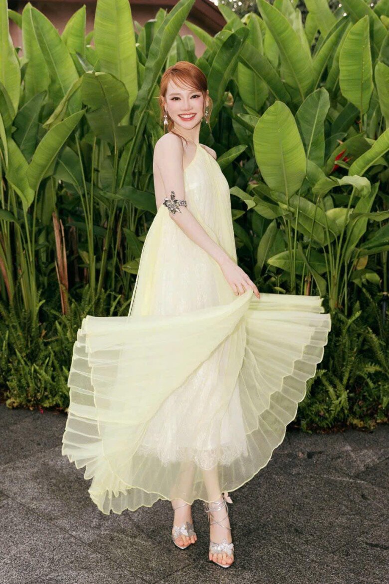 Dù đang mang thai kiêm mẹ bỉm chăm con nhưng Nhã Phương vẫn tích cực “chạy show”.