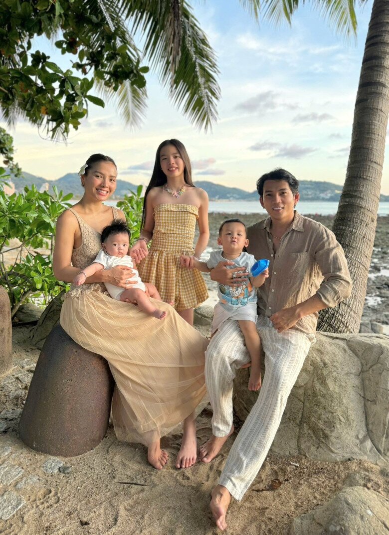 Gia đình hạnh phúc của Phương Trinh Jolie và chồng kém tuổi.