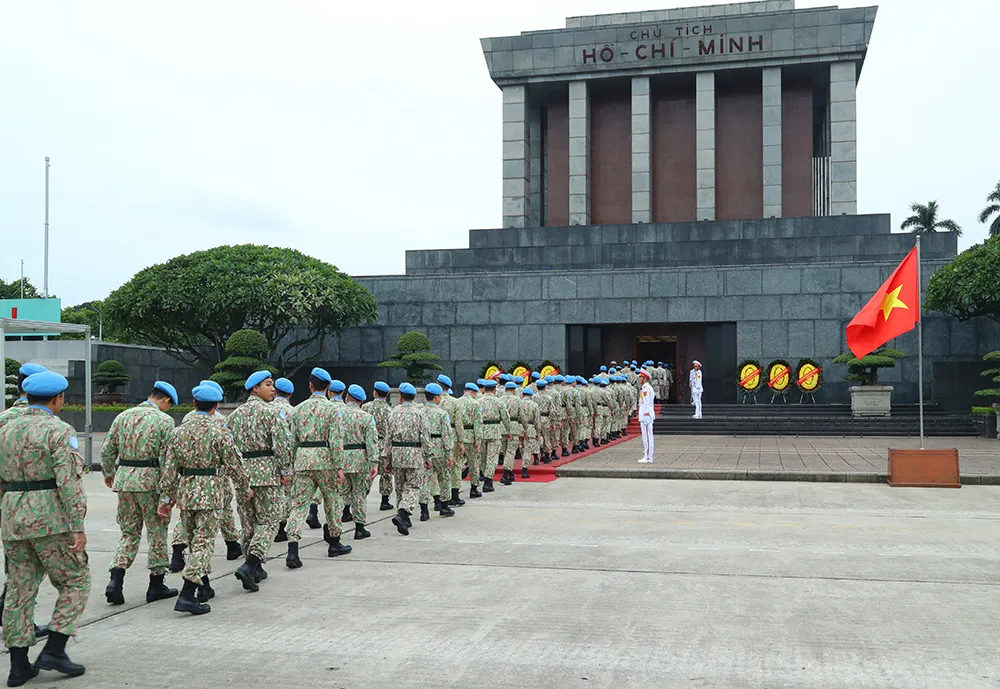 Đoàn cán bộ, nhân viên Đội Công binh số 3 và Bệnh viện Dã chiến cấp 2 số 6 cùng các đại biểu dâng hoa, vào Lăng viếng Chủ tịch Hồ Chí Minh. Ảnh: MOD Cục Gìn giữ hòa bình Việt Nam