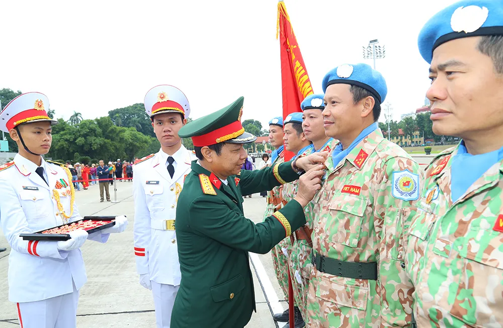 cuc-gin-giu-hoa-binh-viet-nam-bao-cong-dang-bac-6.jpg.crdownload