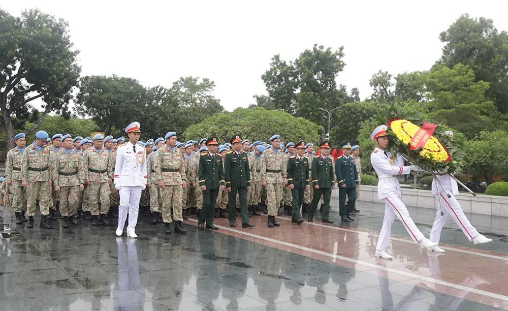 Cán bộ, chiến sĩ Cục Gìn giữ hòa bình Việt Nam dâng hương, dâng hoa tưởng niệm các Anh hùng liệt sĩ tại Đài tưởng niệm Bắc Sơn, TP Hà Nội. cuc-gin-giu-hoa-binh-viet-nam-bao-cong-dang-bac--4.crdownload