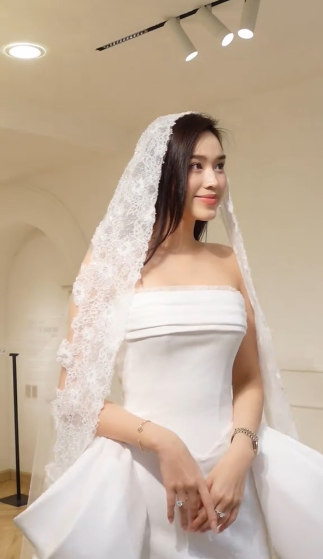 Đỗ Hà để mặt mộc, tay đeo Rolex và kim cương sang chảnh- Ảnh 3.