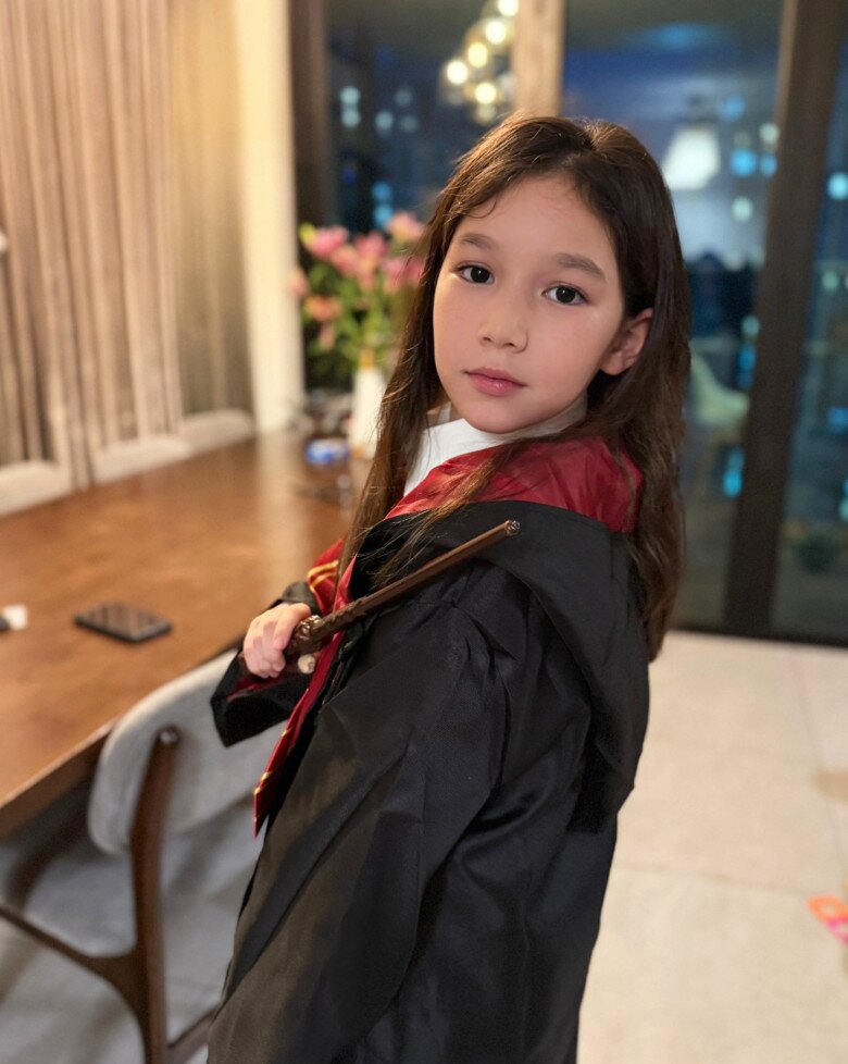 Ái nữ Hà Anh ngày bé cực yêu nay trổ nét như amp;#34;hoa hậu nhíamp;#34;, gương mặt chuẩn Tây giống bố nhiều hơn mẹ - 2