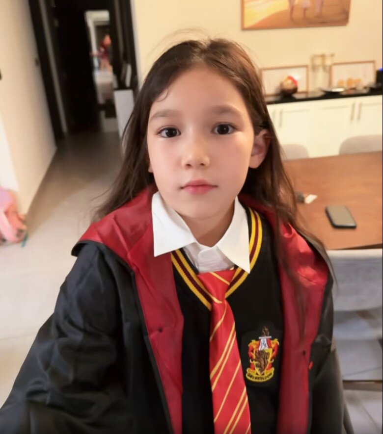 Vẻ ngoài xinh xắn trông hệt như Tây của bé Myla khiến ai nhìn cũng xuýt xoa.