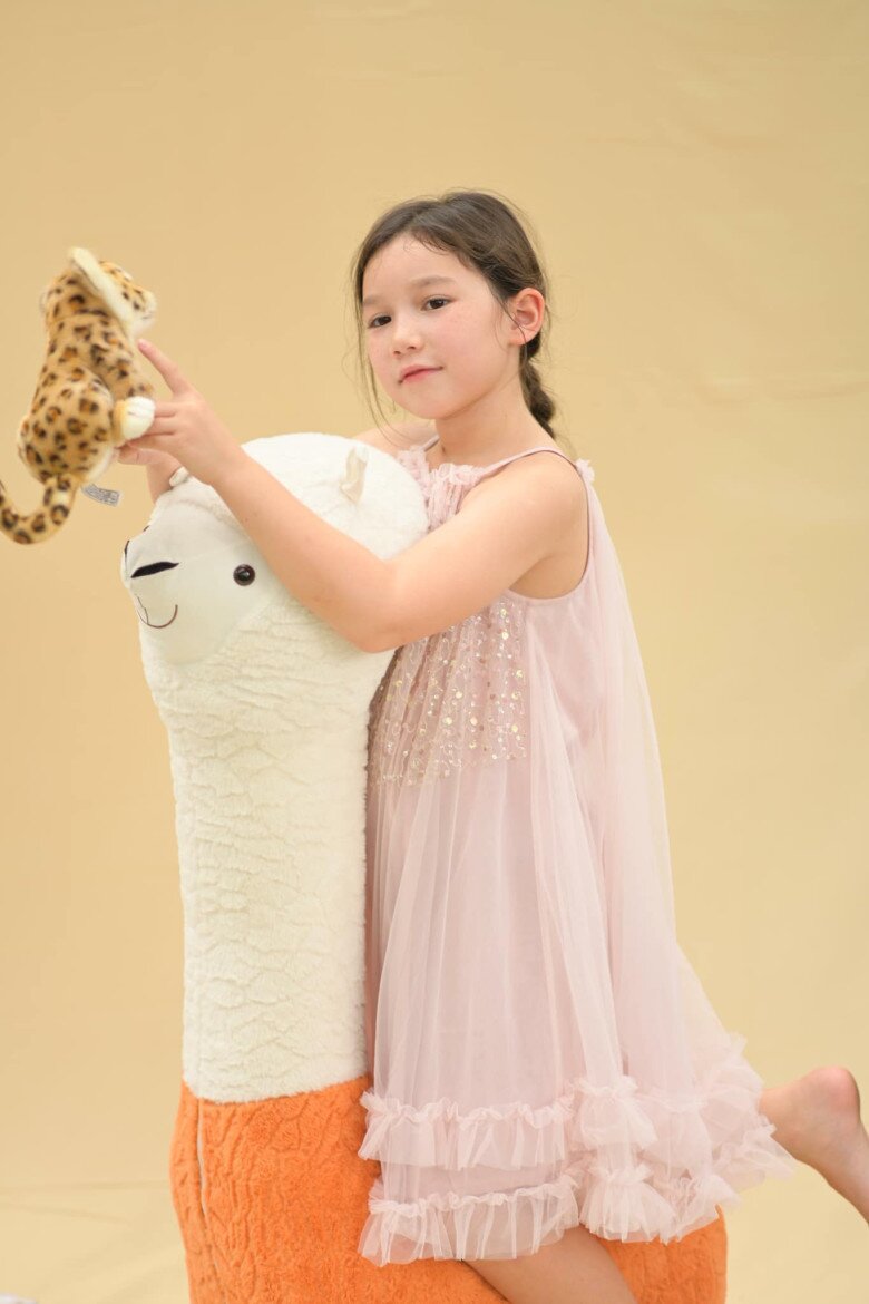 Lên 7 tuổi, ái nữ Hà Anh được khen ngợi có vẻ đẹp trong trẻo như nàng thơ.