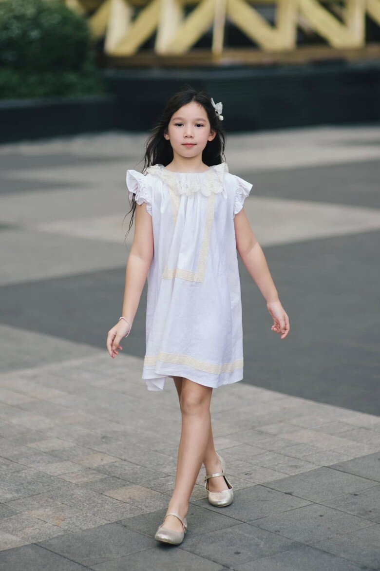 Bé Myla thừa hưởng trọn gen chân dài từ mẹ.