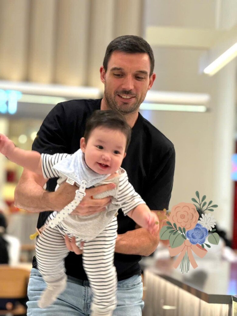 Bé Luca trông đáng yêu, ngoại hình chuẩn Tây giống hệt bố.