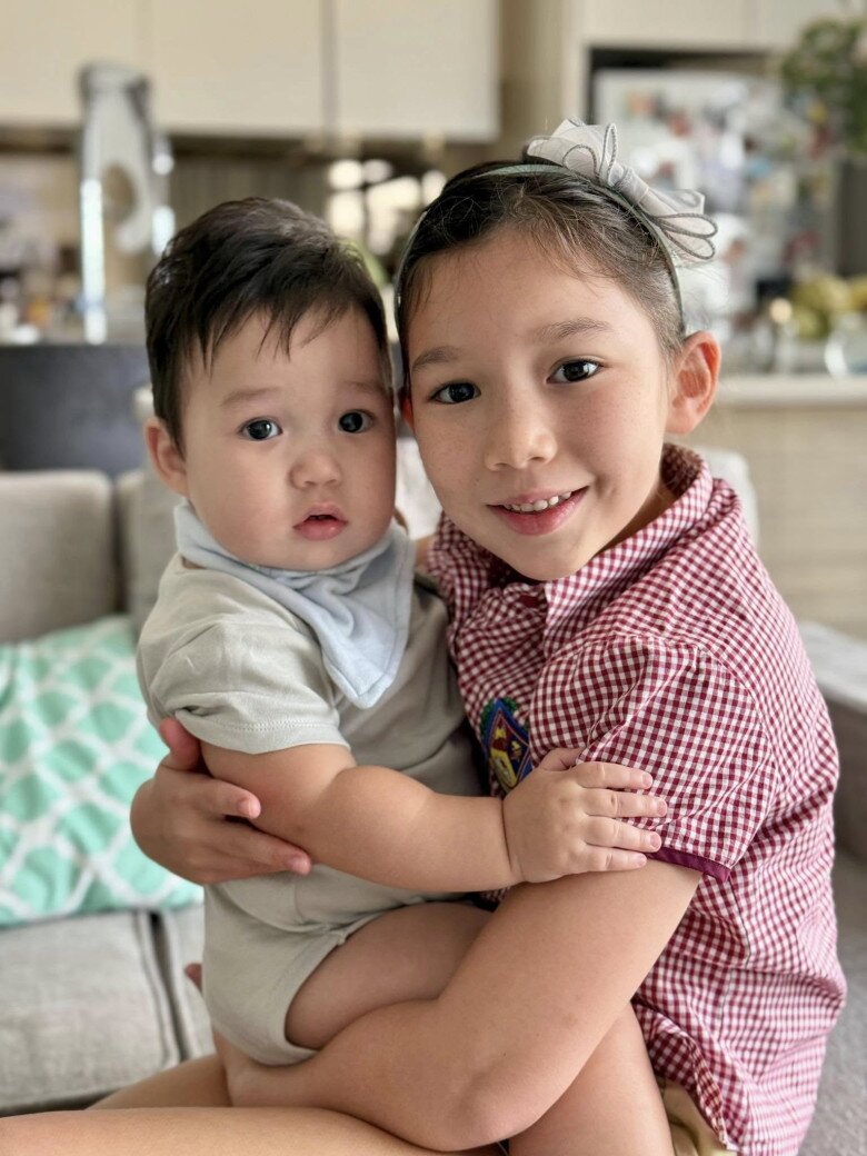 Cô bé ra dáng chị gái, biết yêu thương em trai.