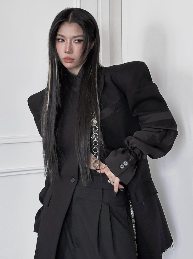 Tự do thể hiện cá tính riêng qua trang phục unisex- Ảnh 3. Tự do thể hiện cá tính riêng qua trang phục unisex- Ảnh 3.