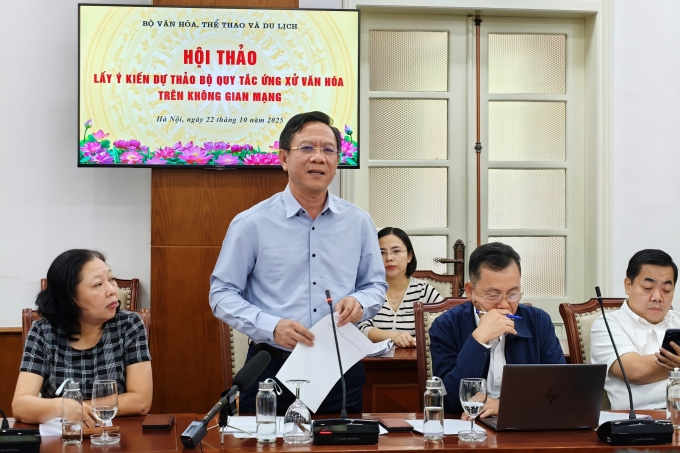 Ông Nguyễn Ngọc Hồi, Phó Giám đốc Sở Văn hóa, Thể thao TP HCM, chia sẻ tại hội thảo lấy ý kiến dự thảo Bộ quy tắc ứng xử văn hóa trên không gian mạng. Ảnh: Trọng Đạt