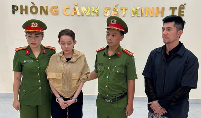 Lương Bằng Quang (phải) lúc Ngân 98 bị bắt ngày 13/10. Ảnh: Công an TP HCM