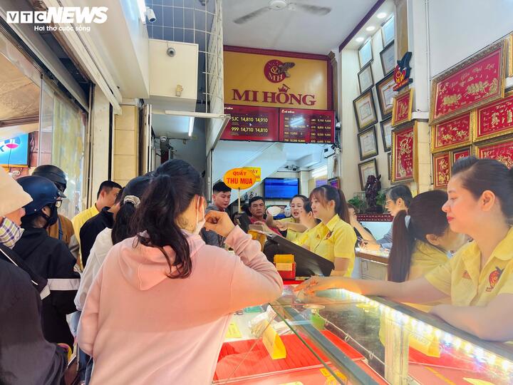 Săn vàng ‘chợ đen’ giữa cơn sốt giá, chuyên gia cảnh báo rủi ro tiềm ẩn- Ảnh 4.