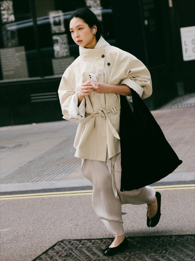 Áo khoác cổ cao 'thống trị' mùa mốt này- Ảnh 5.