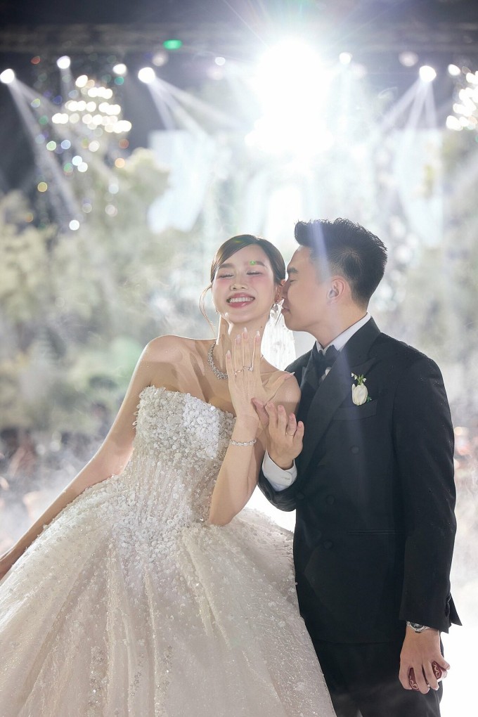 Cặp sao khoe nhẫn vàng gắn kết, mang ý nghĩa về tình yêu vĩnh cửu. Ảnh: Linh Lê Chí