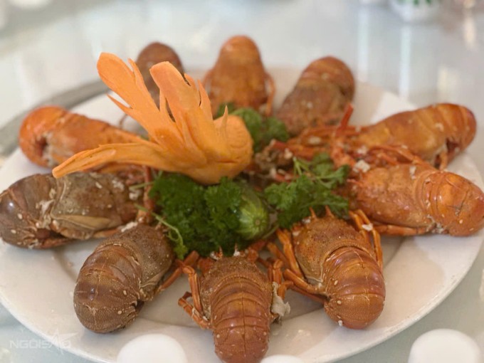 Món tôm hùm hấp bia. Ảnh: Hà Thu.