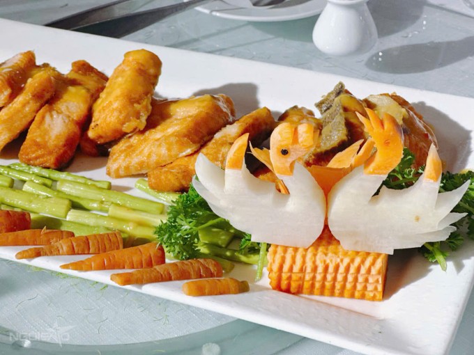 Món cá hồi áp chảo sốt chanh dây trang trí theo phong cách truyền thống. Ảnh: Hà Thu