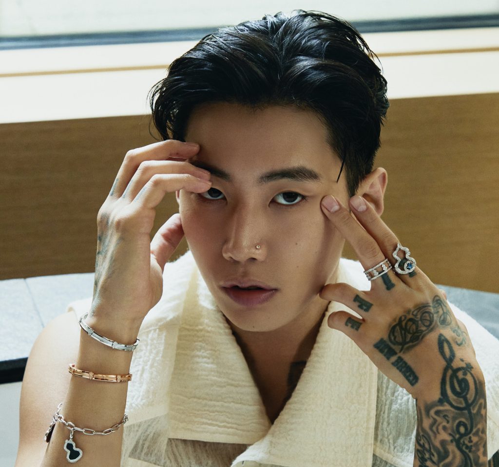 Vụ nam ca sĩ J bị "sờ gáy" vì hát ca khúc phản cảm: Xuất hiện đòn trừng phạt đầu tiên! - Ảnh 3.