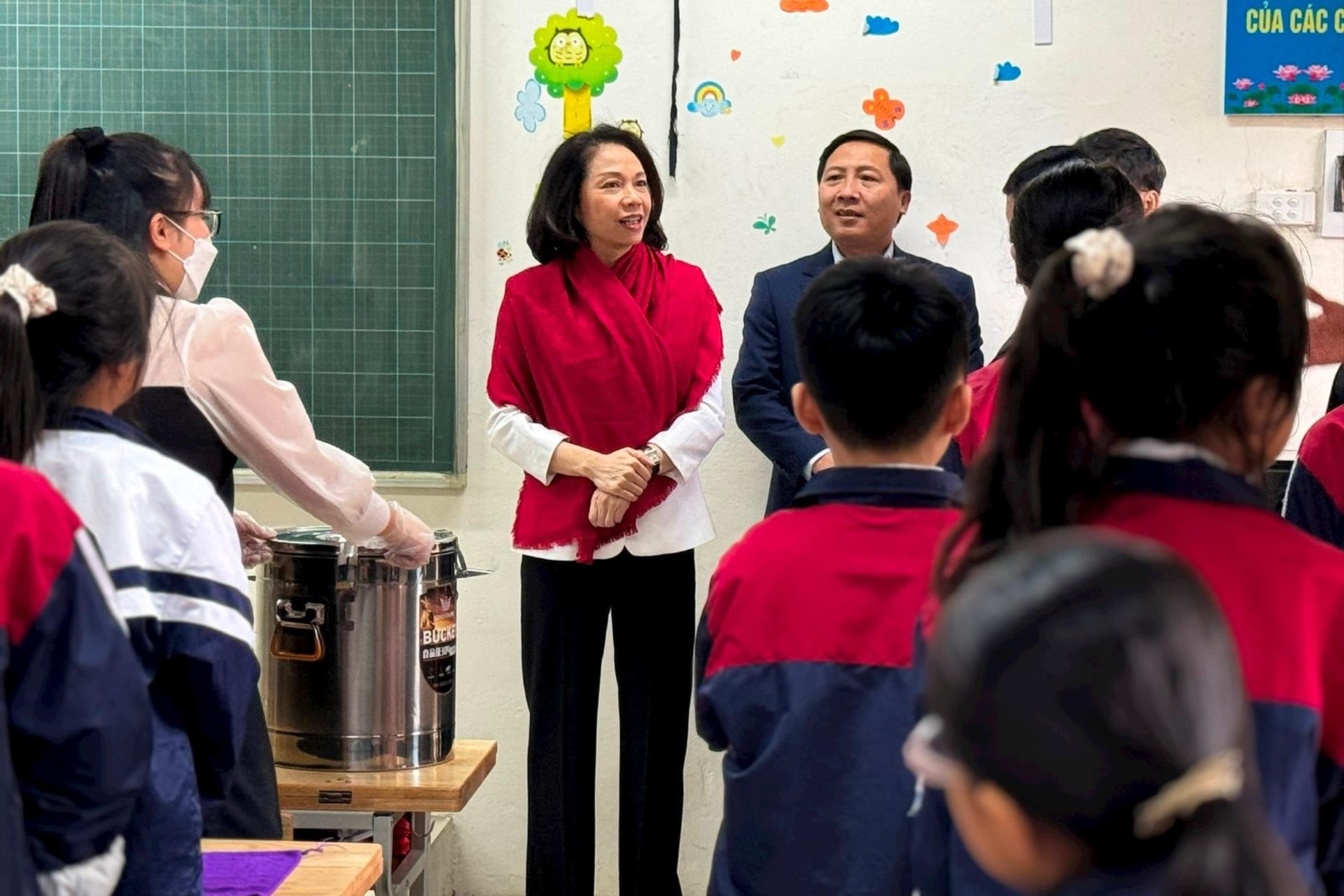 Lãnh đạo Hà Nội kiểm tra đột xuất các cơ sở chế biến suất ăn bán trú cho học sinh - Ảnh 3.