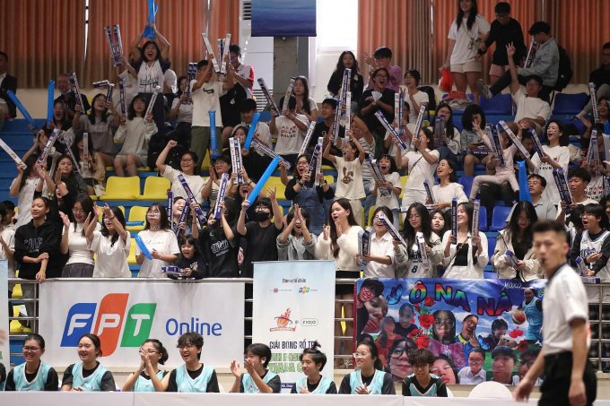 Khán giả tạo nên bầu không khí náo nhiệt trên khán đài. Ảnh: Lâm Thỏa