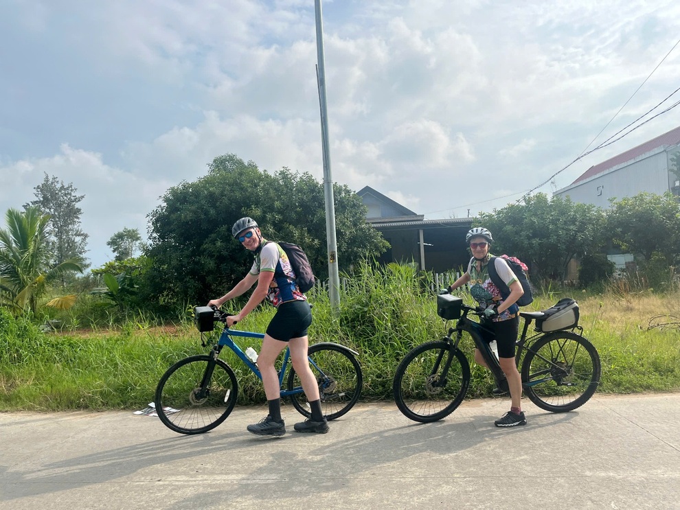 Khách Tây đói và khát, dừng xe ở đám tang tại Huế được gia chủ mời cơm chay - 3