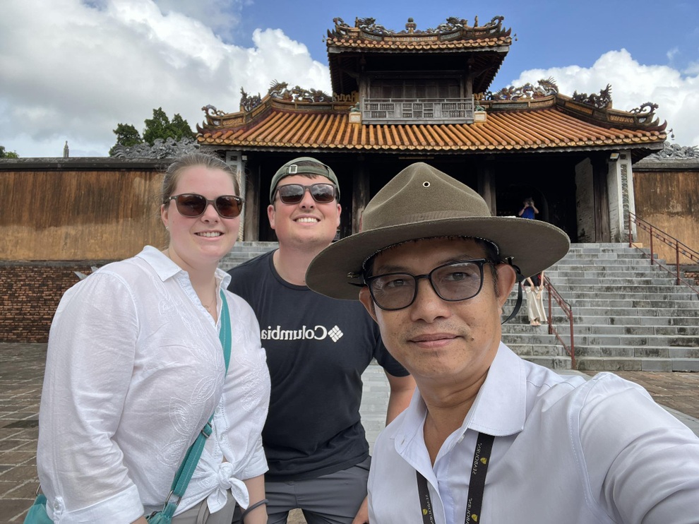 Khách Tây đói và khát, dừng xe ở đám tang tại Huế được gia chủ mời cơm chay - 4