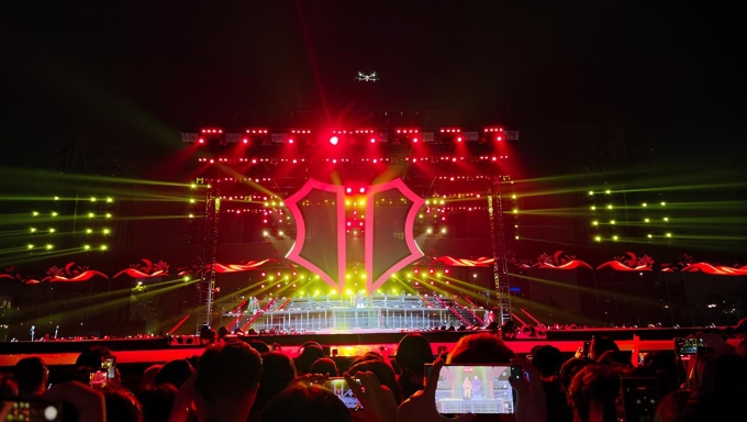 Ảnh chụp trong concert từ S25 Ultra với ánh sáng phức tạp.