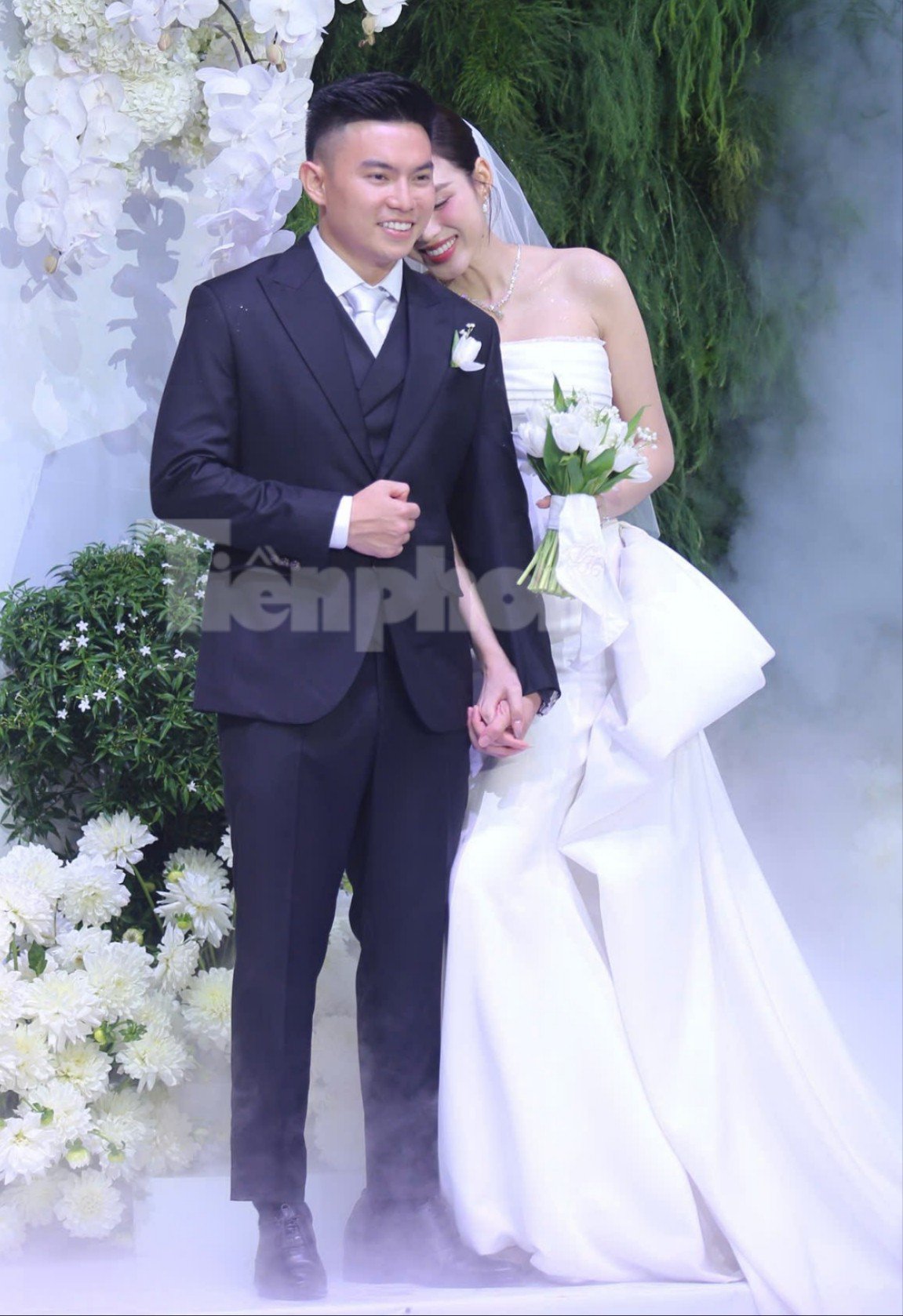 Đỗ Thị Hà thay 3 bộ váy cúp ngực ở lễ cưới - 2