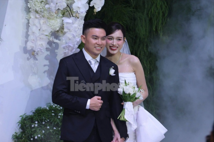 Đỗ Thị Hà thay 3 bộ váy cúp ngực ở lễ cưới - 3