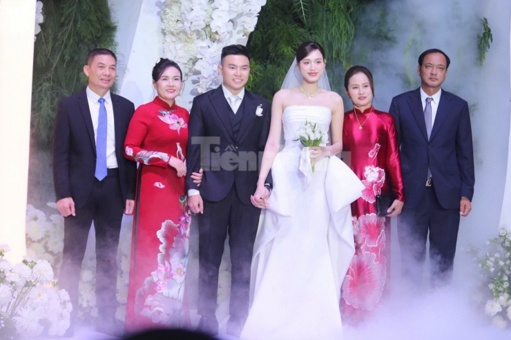 Đỗ Thị Hà thay 3 bộ váy cúp ngực ở lễ cưới - 4