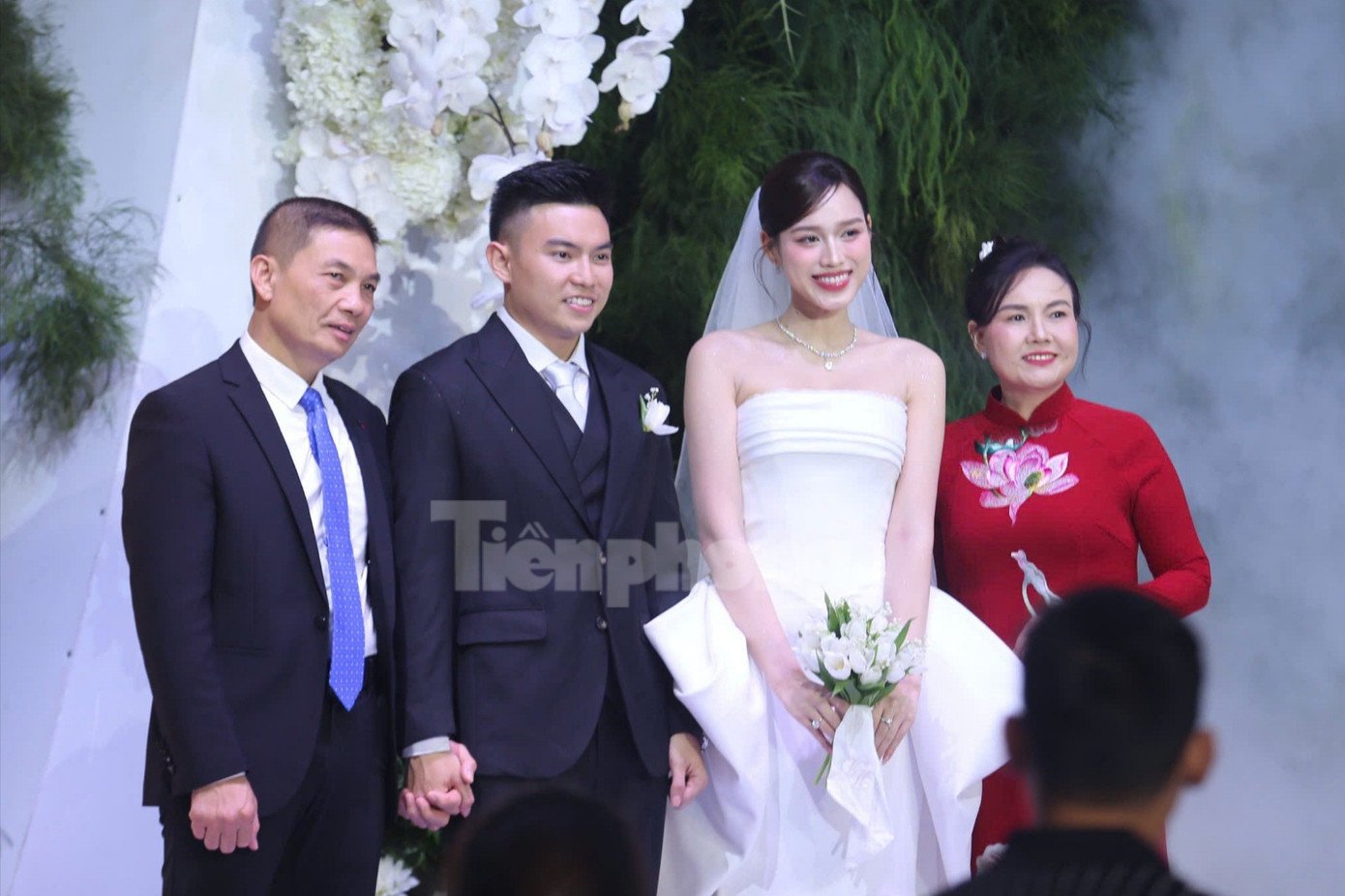 Đỗ Thị Hà thay 3 bộ váy cúp ngực ở lễ cưới - 5