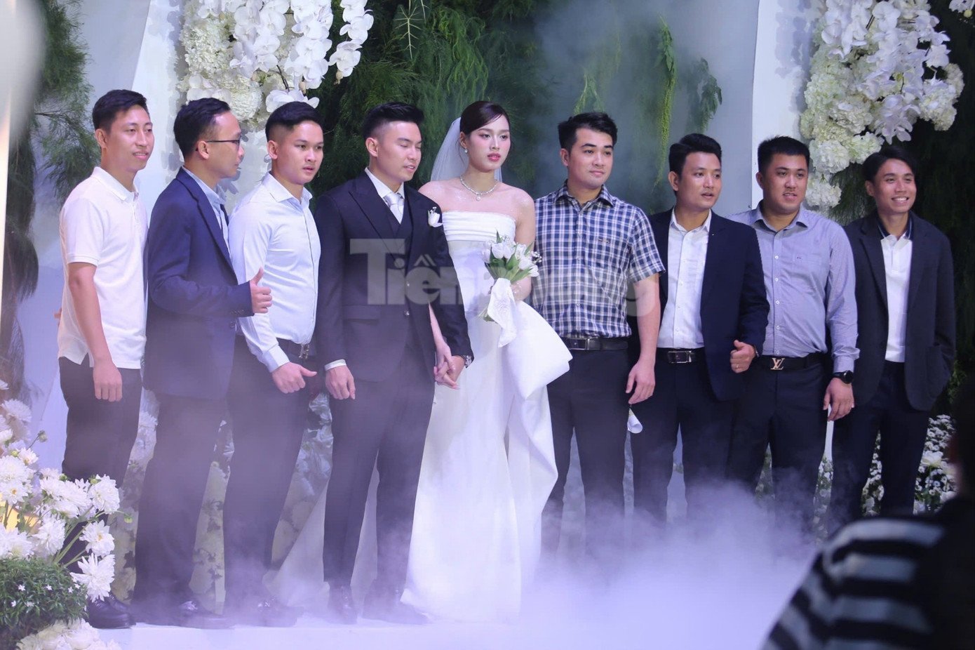 Đỗ Thị Hà thay 3 bộ váy cúp ngực ở lễ cưới - 6