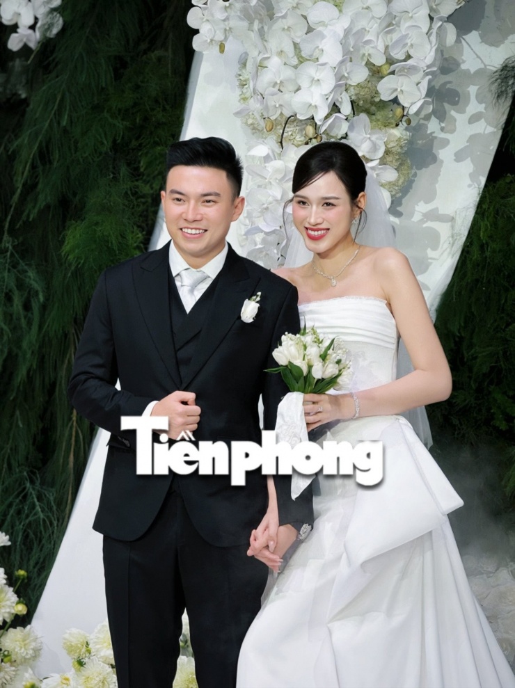 Đỗ Thị Hà thay 3 bộ váy cúp ngực ở lễ cưới - 7