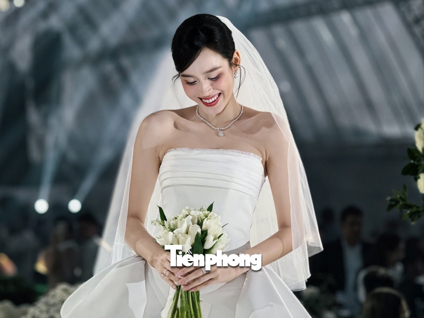 Đỗ Thị Hà thay 3 bộ váy cúp ngực ở lễ cưới - 8