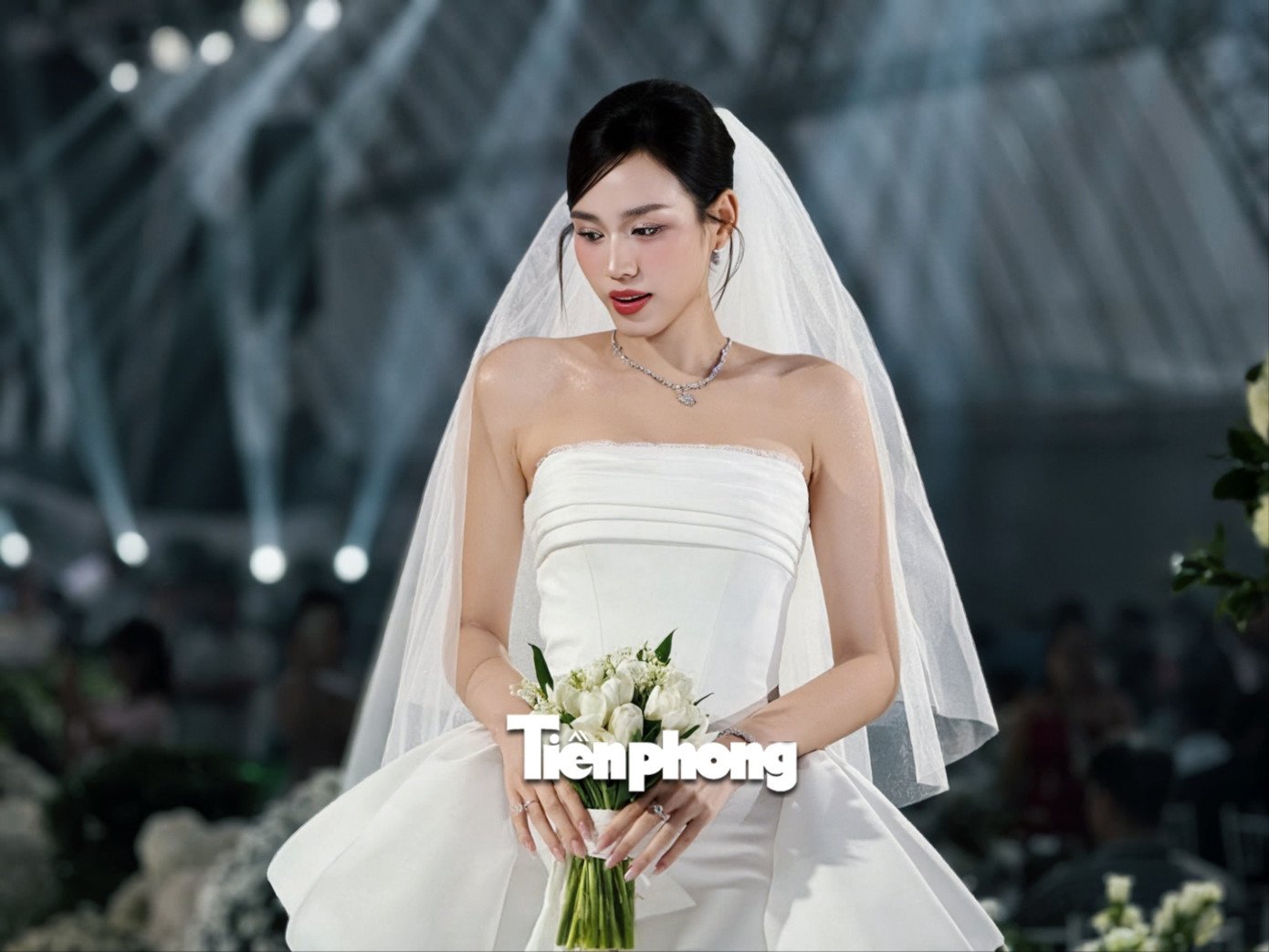 Đỗ Thị Hà thay 3 bộ váy cúp ngực ở lễ cưới - 9